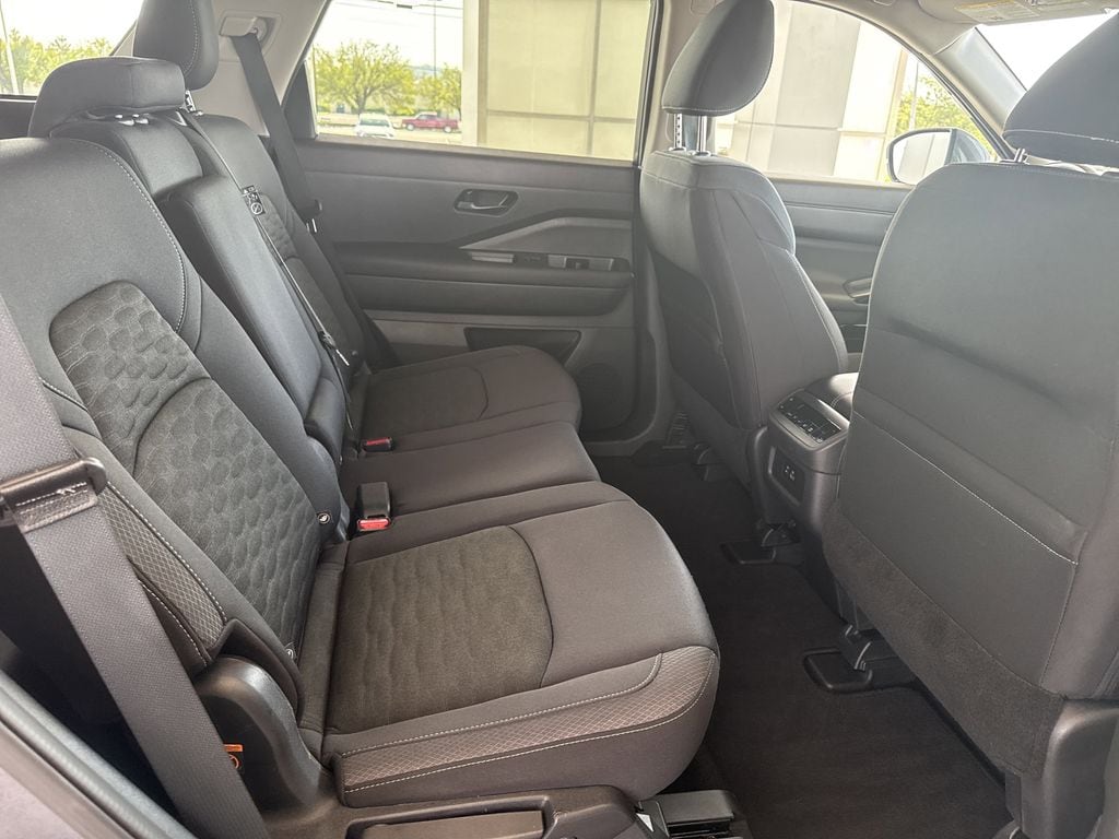 2025 Nissan Pathfinder SV - Photo 11