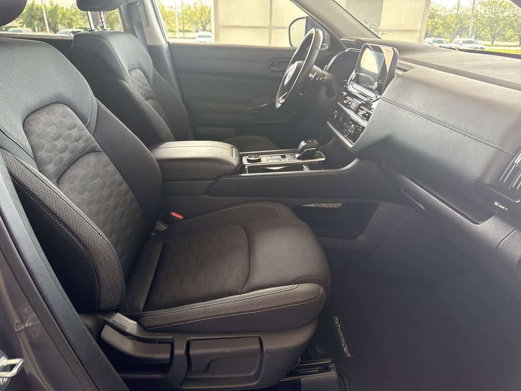 2025 Nissan Pathfinder SV - Photo 16