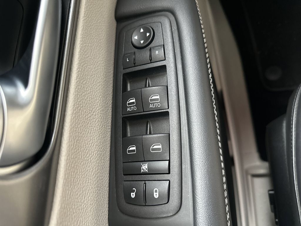 2023 Chrysler Pacifica Hybrid Touring L - Photo 36