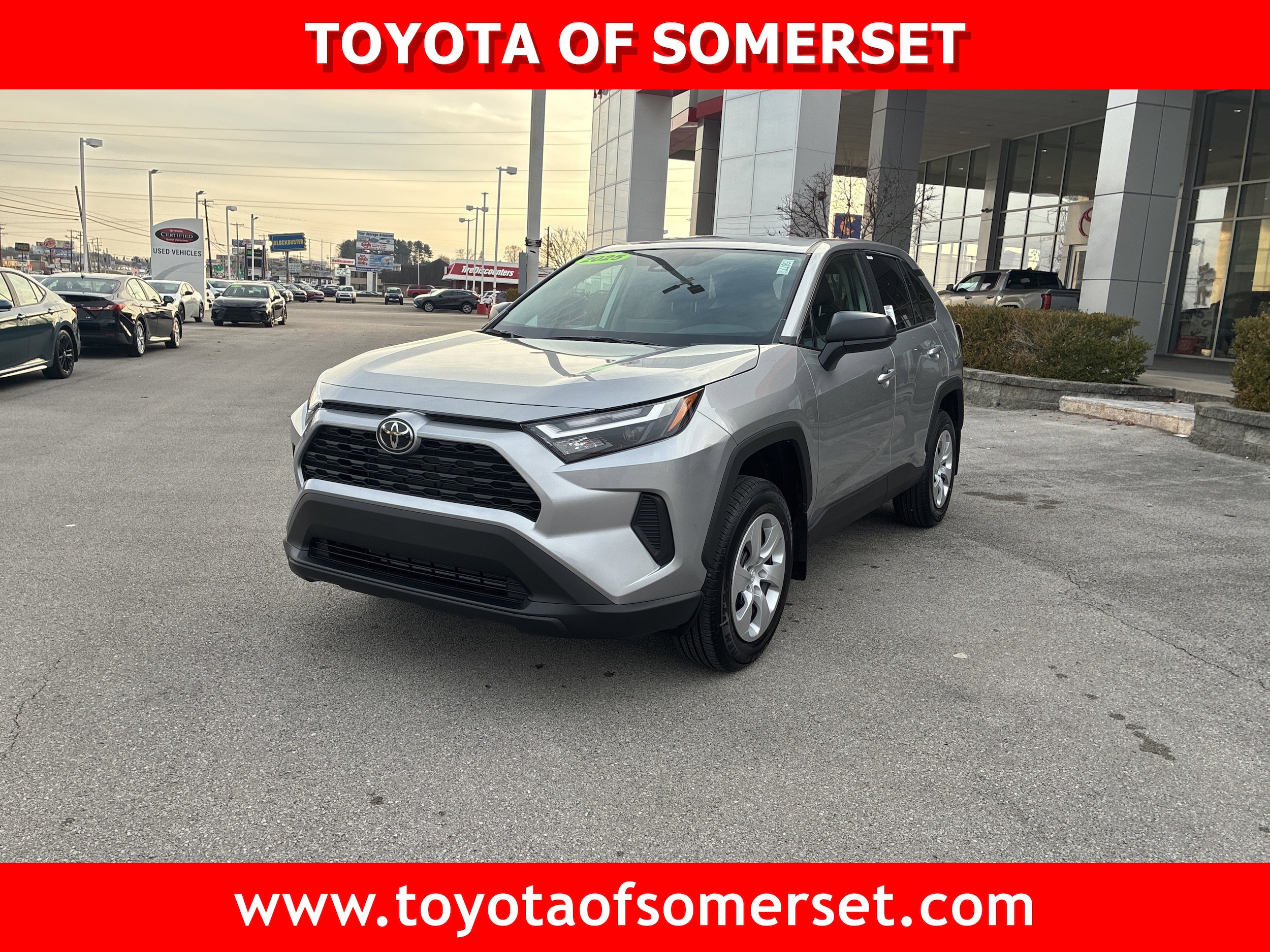 2025 Toyota RAV4 LE's photo