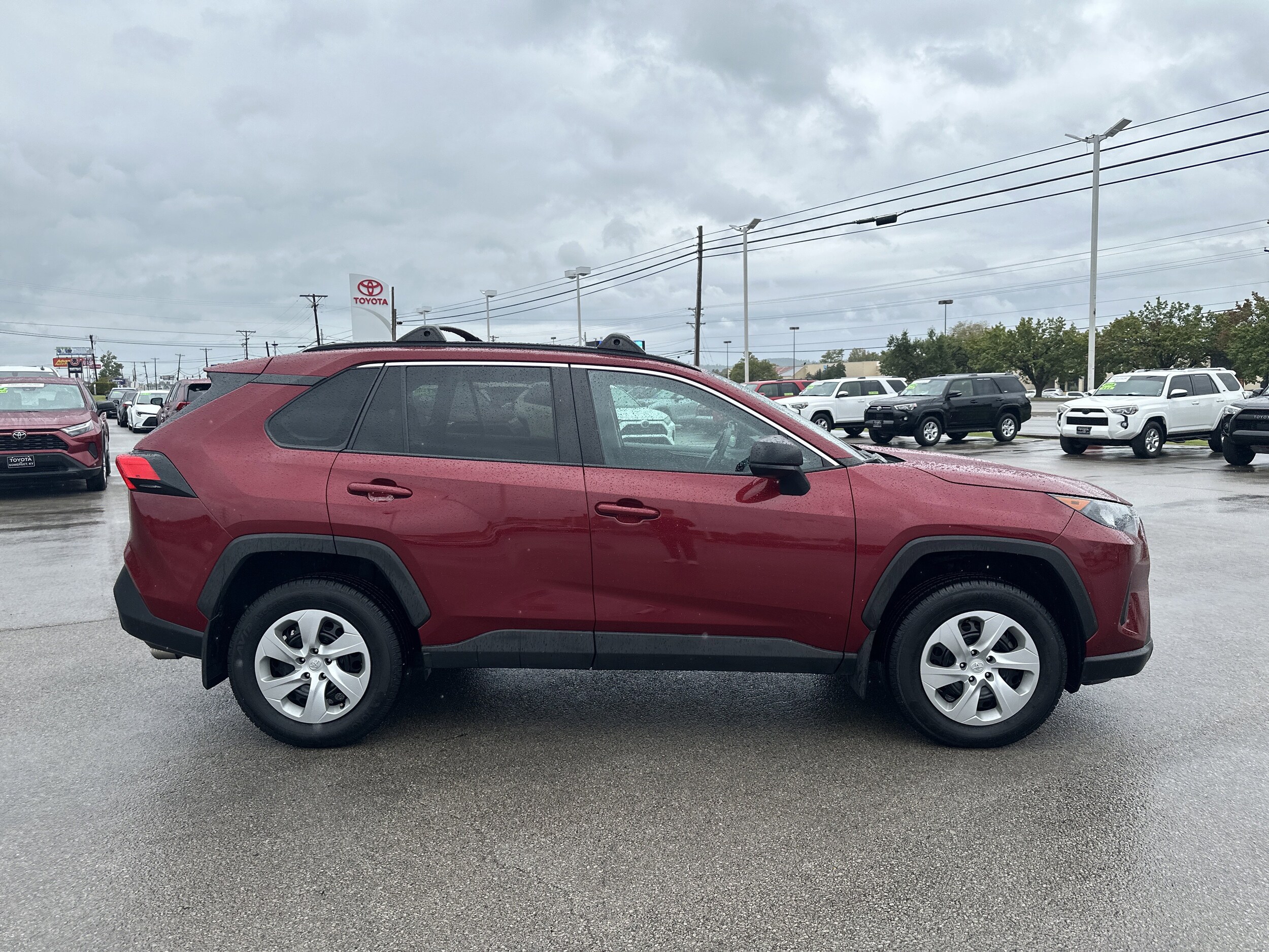 2021 Toyota RAV4 LE photo 4