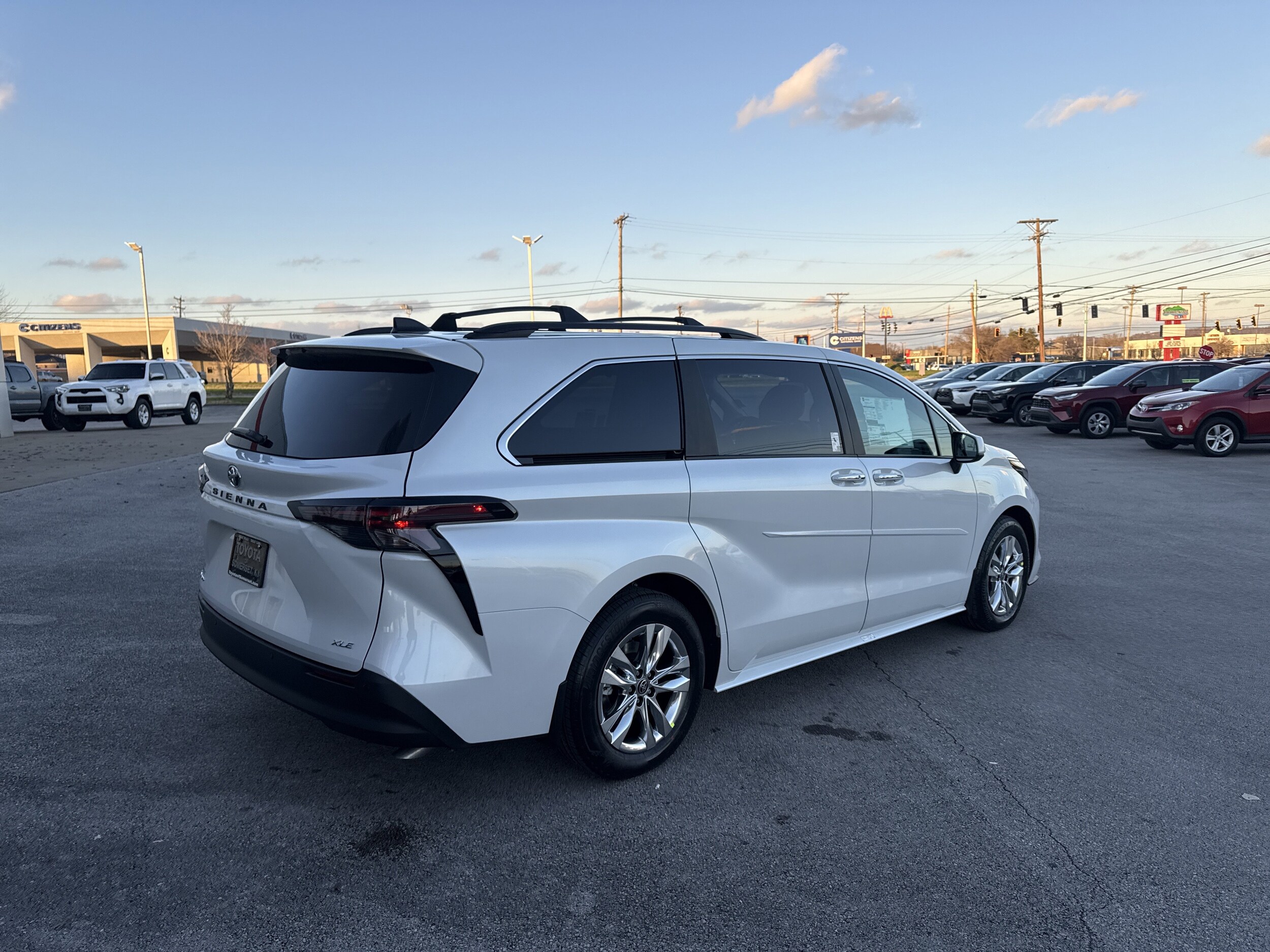 2026 Toyota Sienna XLE photo 3