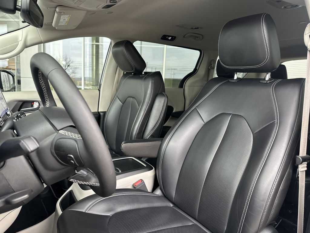 2023 Chrysler Pacifica Hybrid Touring L - Photo 11