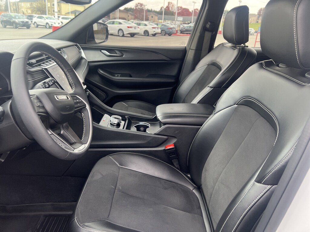 Used 2024 Jeep Grand Cherokee L Laredo SUV