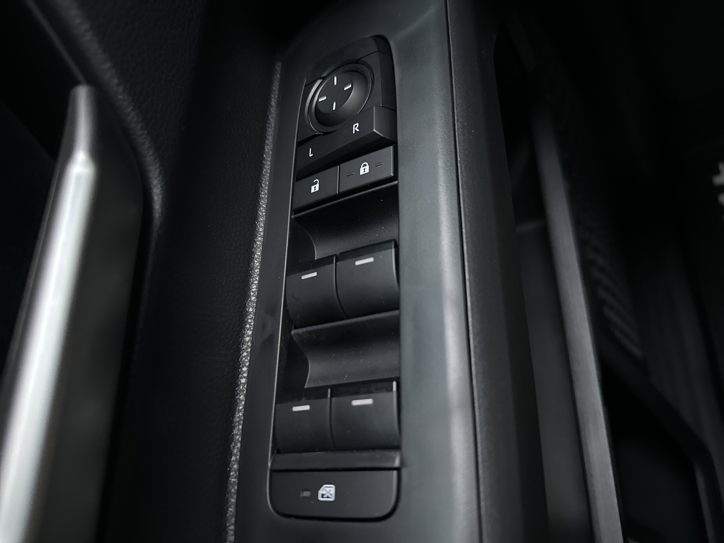 2025 Toyota Tacoma SR5 - Photo 21