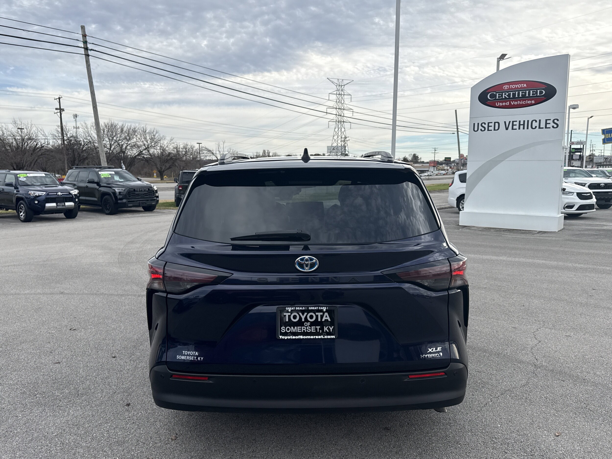 2024 Toyota Sienna XLE photo 3