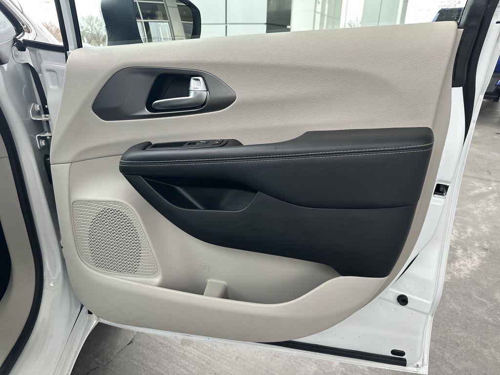 2023 Chrysler Pacifica Hybrid Touring L - Photo 12