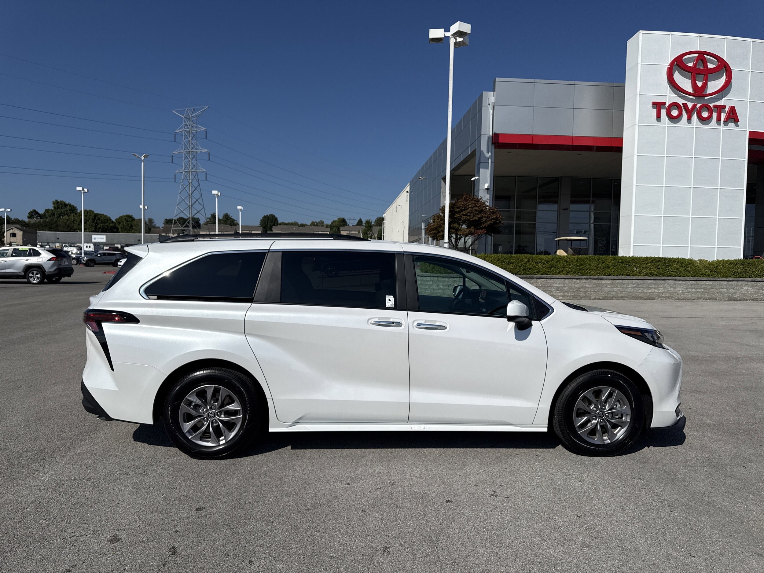 2025 Toyota Sienna XLE photo 2