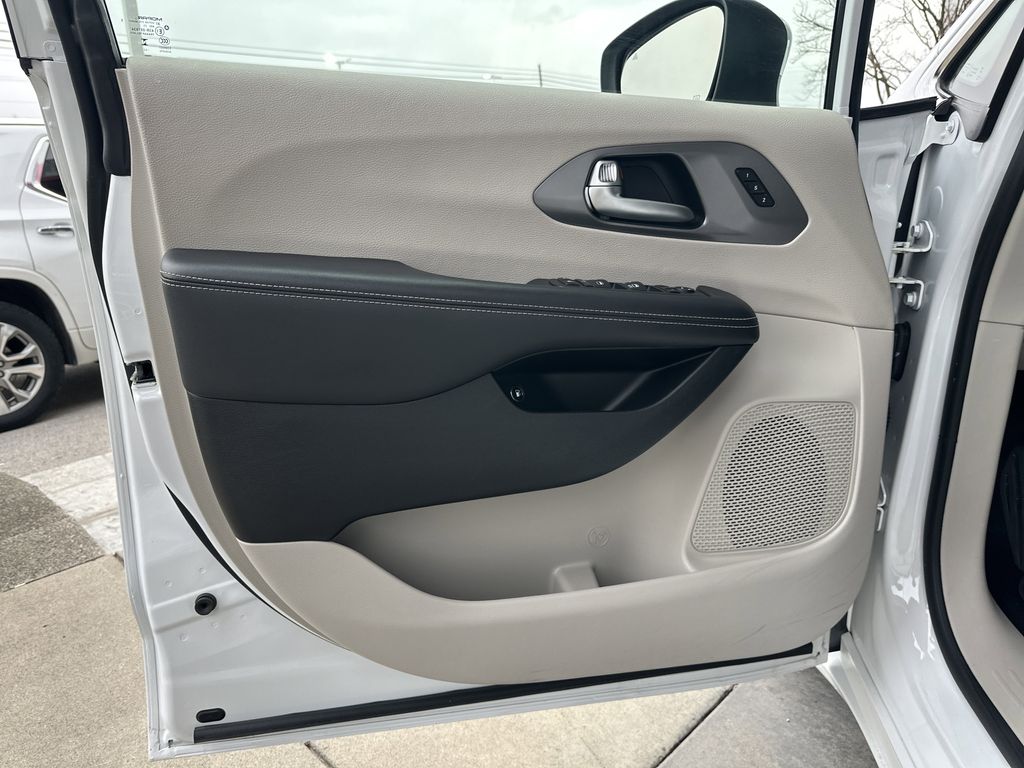 2023 Chrysler Pacifica Hybrid Touring L - Photo 9