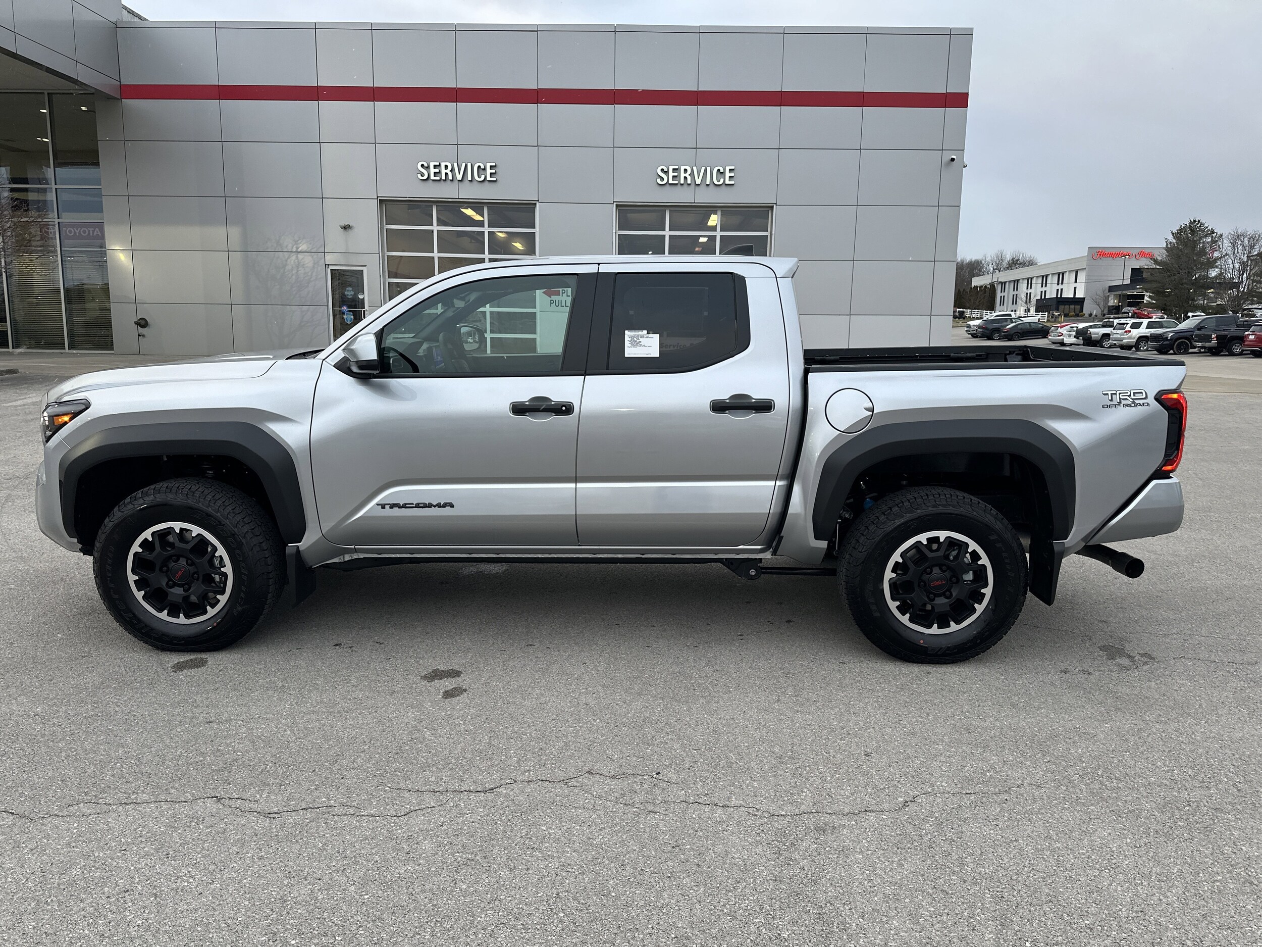 2025 Toyota Tacoma SR5 - Photo 8