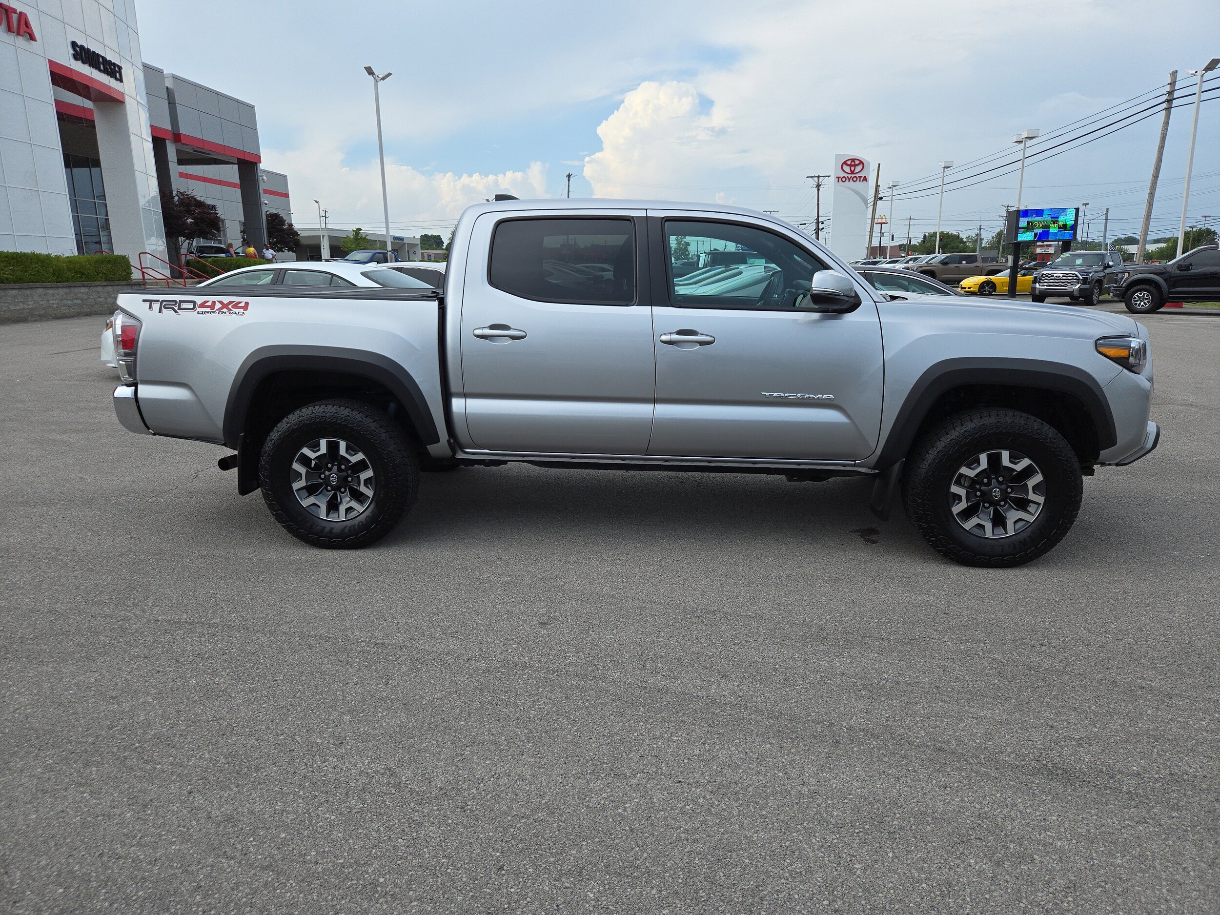 2023 Toyota Tacoma TRD V6 photo 3