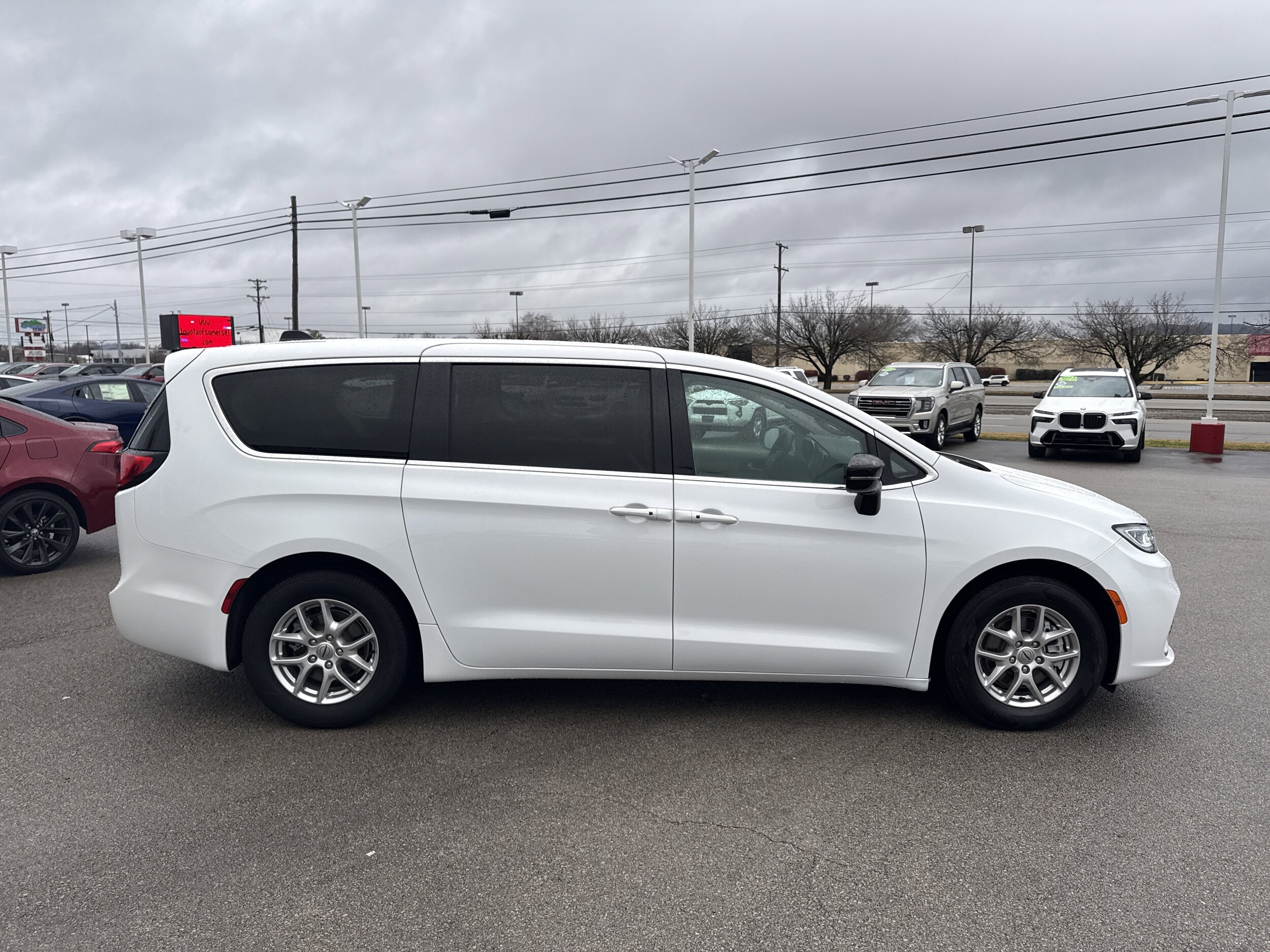 2024 Chrysler Pacifica Touring L photo 2