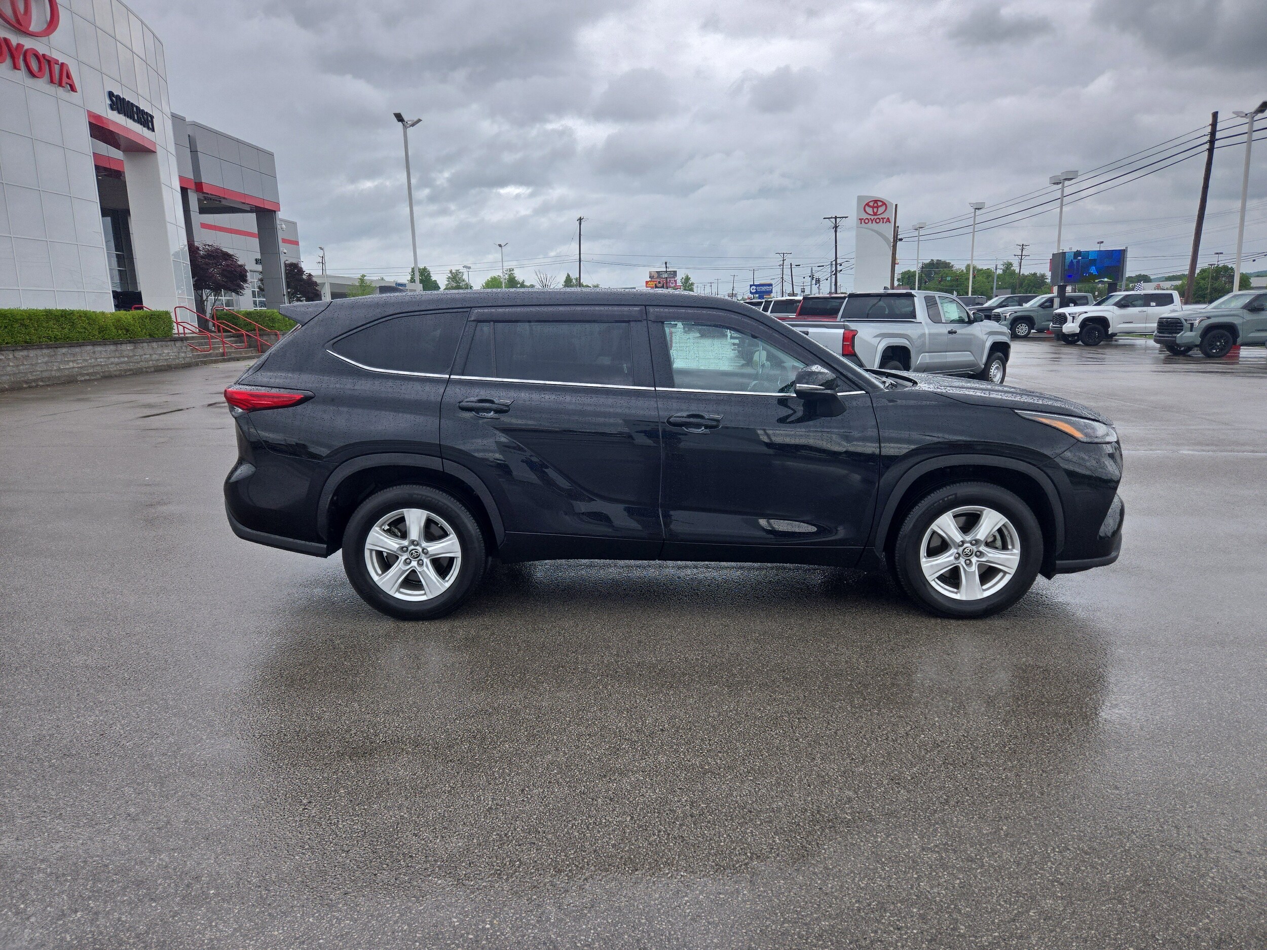 2023 Toyota Highlander LE photo 3