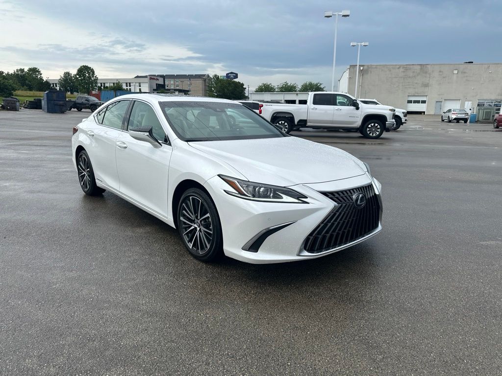 2022 Lexus ES 300h 300h's photo