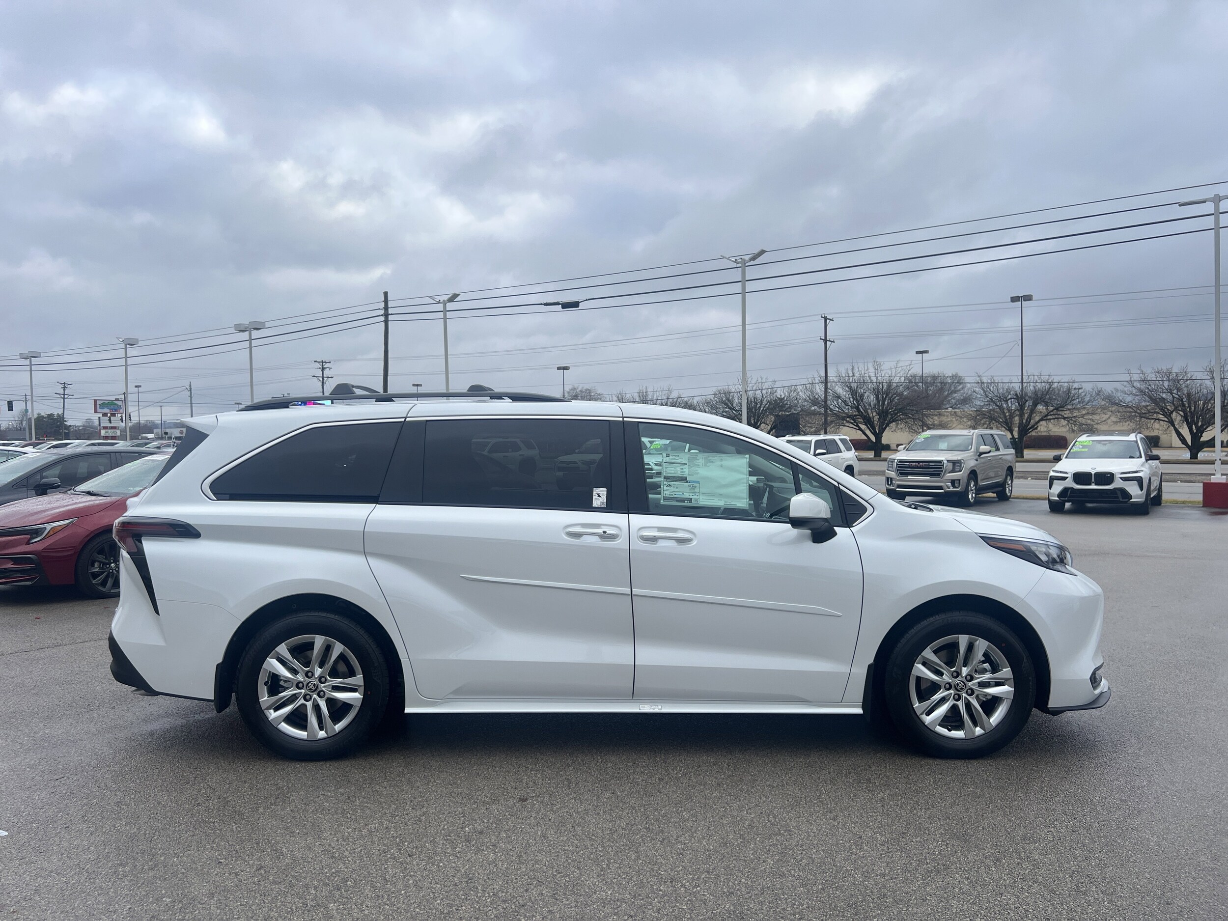 2026 Toyota Sienna XLE photo 3