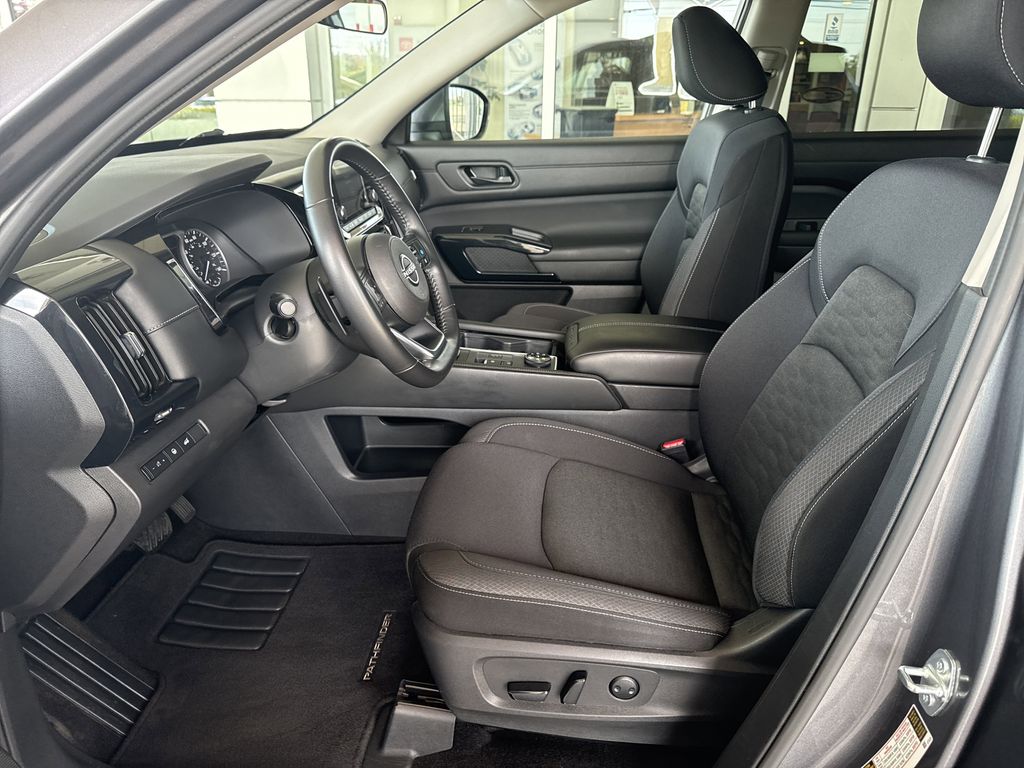 2025 Nissan Pathfinder SV - Photo 12
