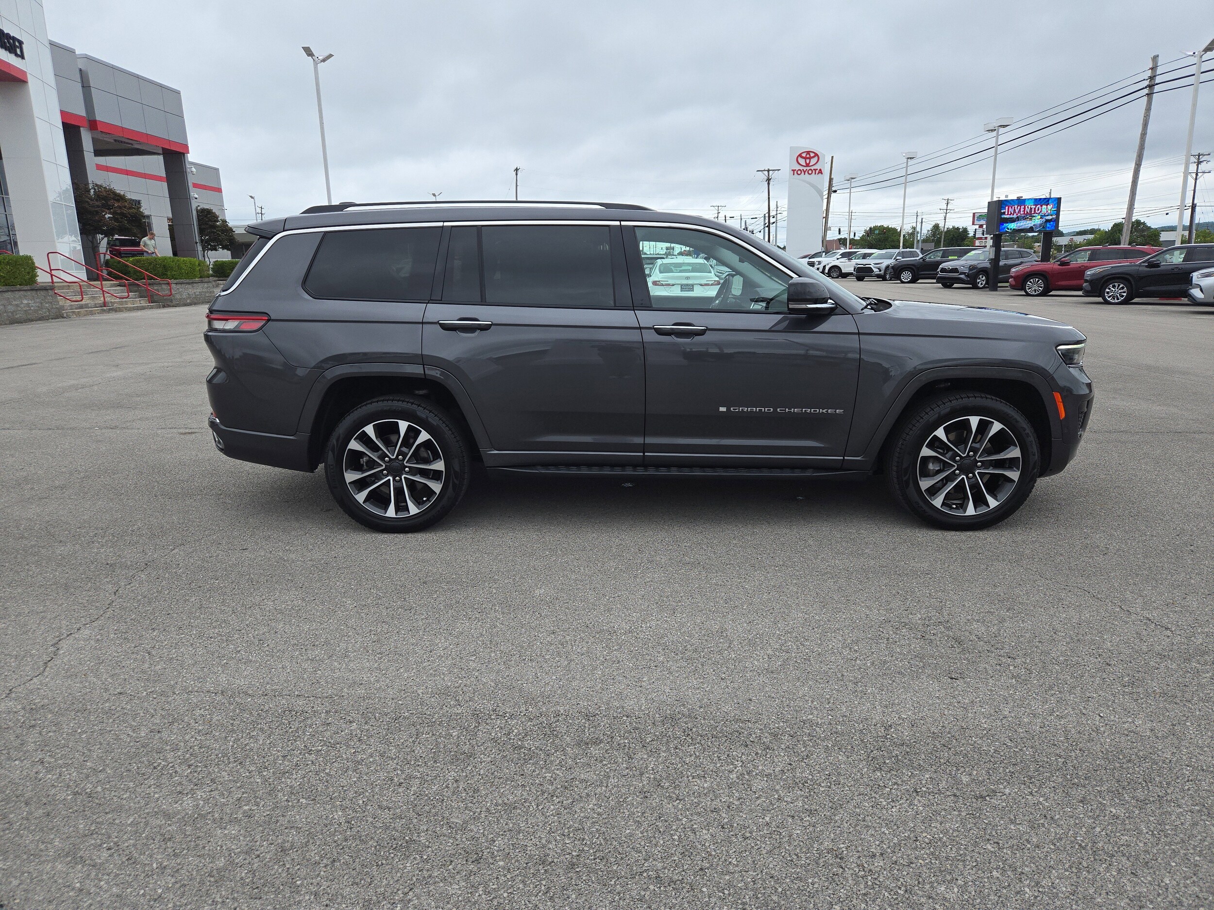 2021 Jeep Grand Cherokee Overland photo 2