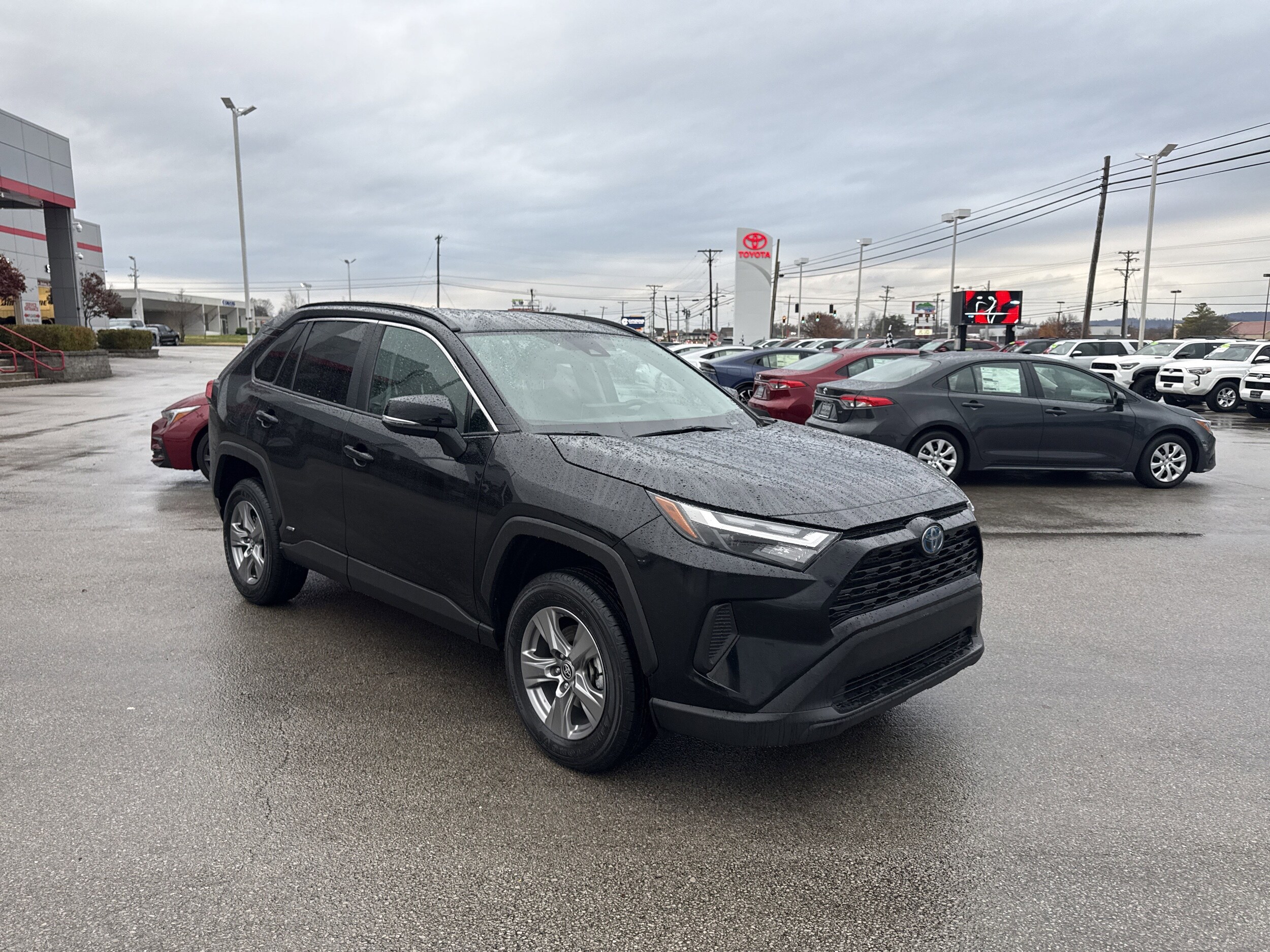 2024 Toyota RAV4 Hybrid XLE photo 2
