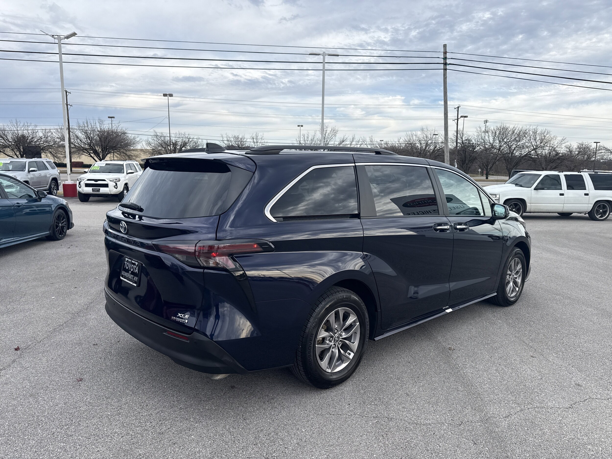 2024 Toyota Sienna XLE photo 2