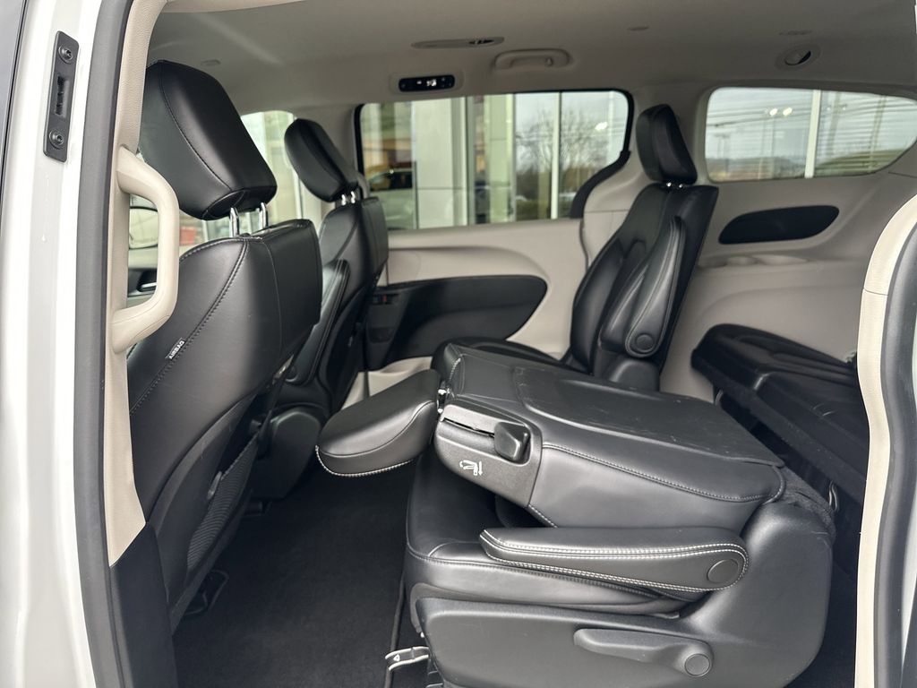 2023 Chrysler Pacifica Hybrid Touring L - Photo 19