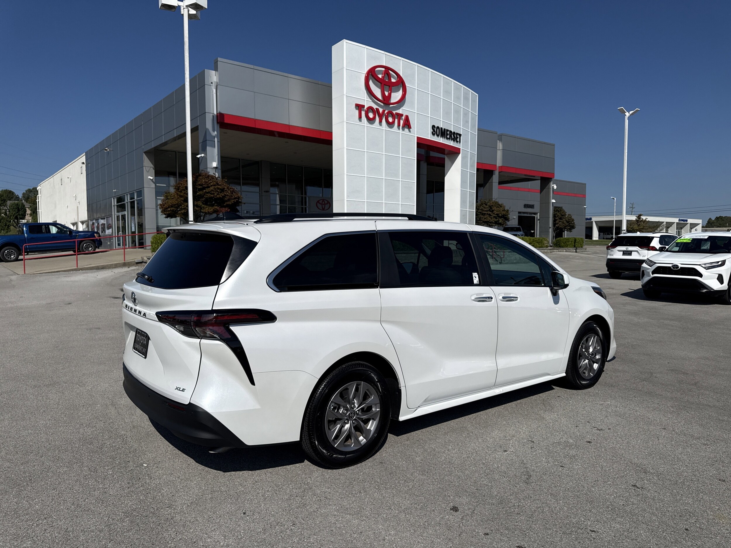 2025 Toyota Sienna XLE photo 3