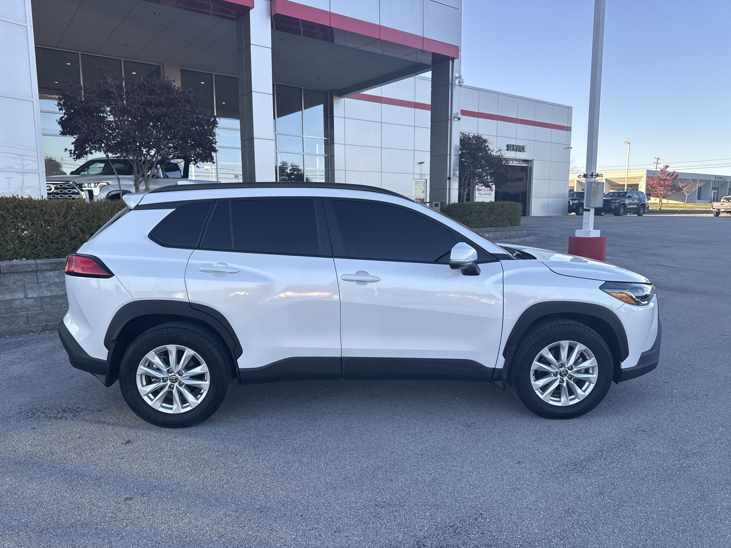 2024 Toyota Corolla Cross LE photo 2