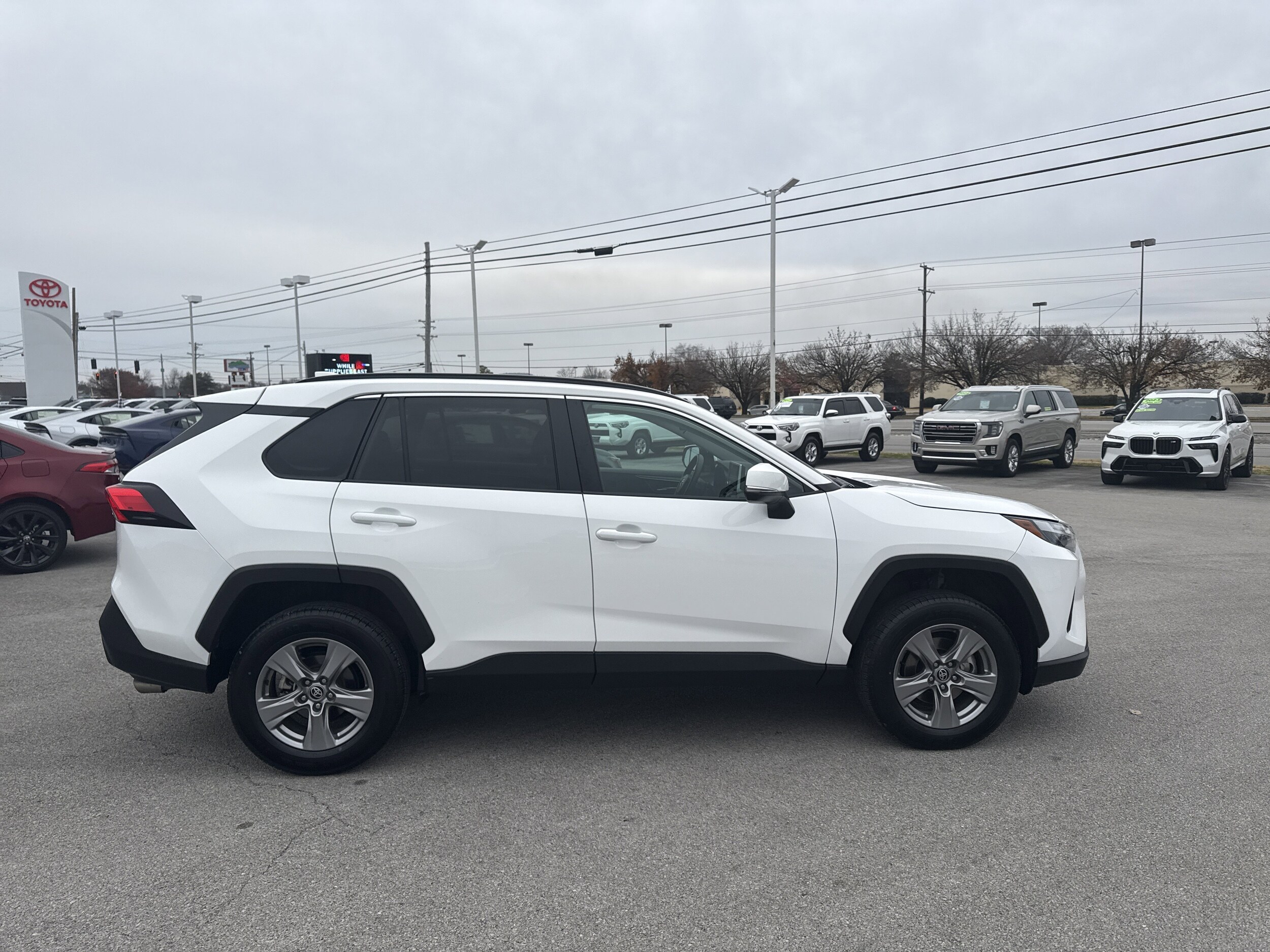 2024 Toyota RAV4 XLE photo 3