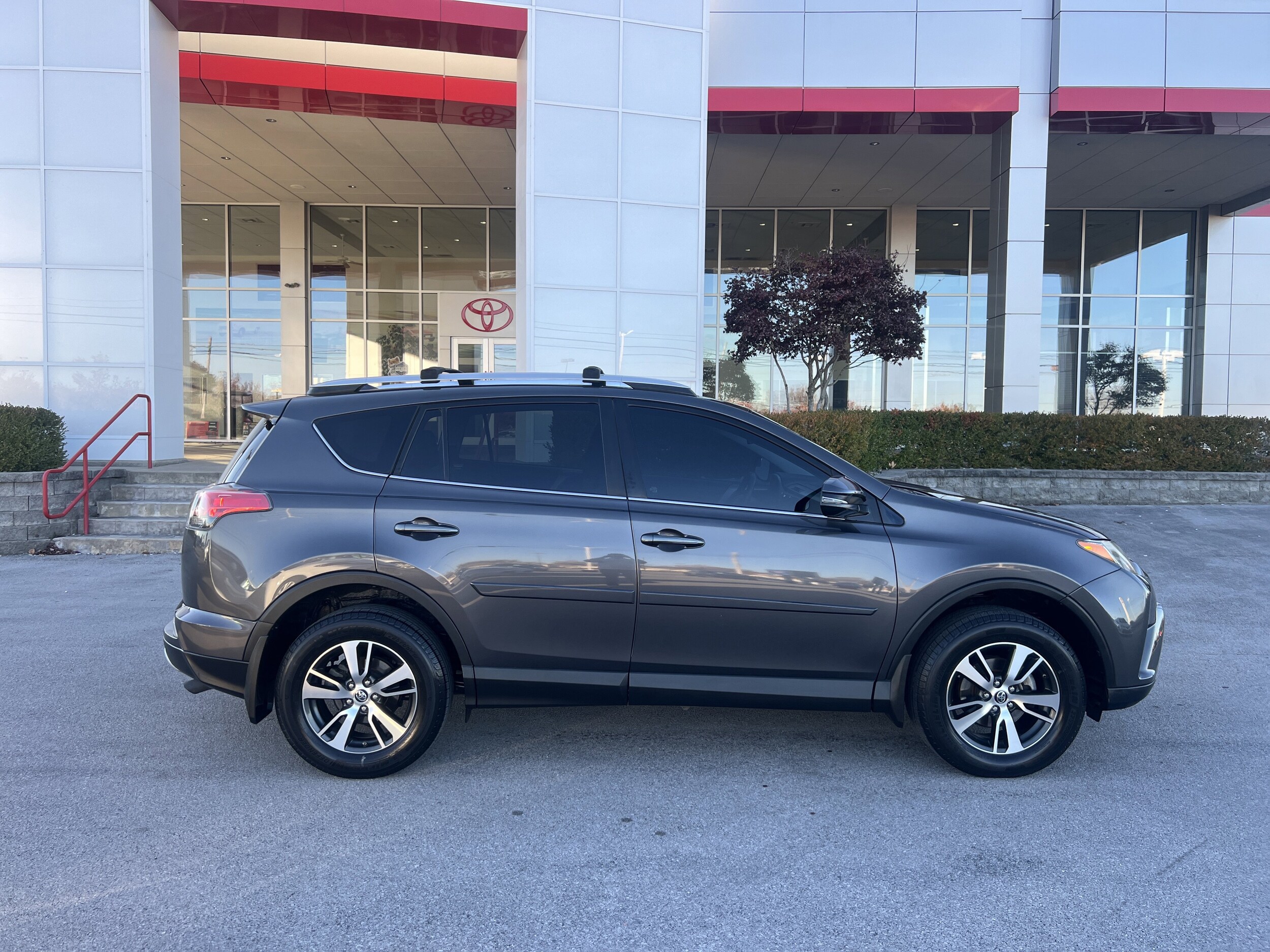 2016 Toyota RAV4 XLE photo 4