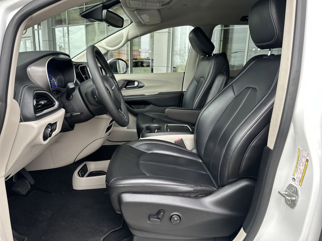 2023 Chrysler Pacifica Hybrid Touring L - Photo 10