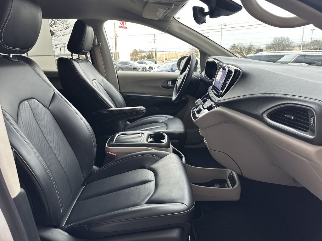 2023 Chrysler Pacifica Hybrid Touring L - Photo 13