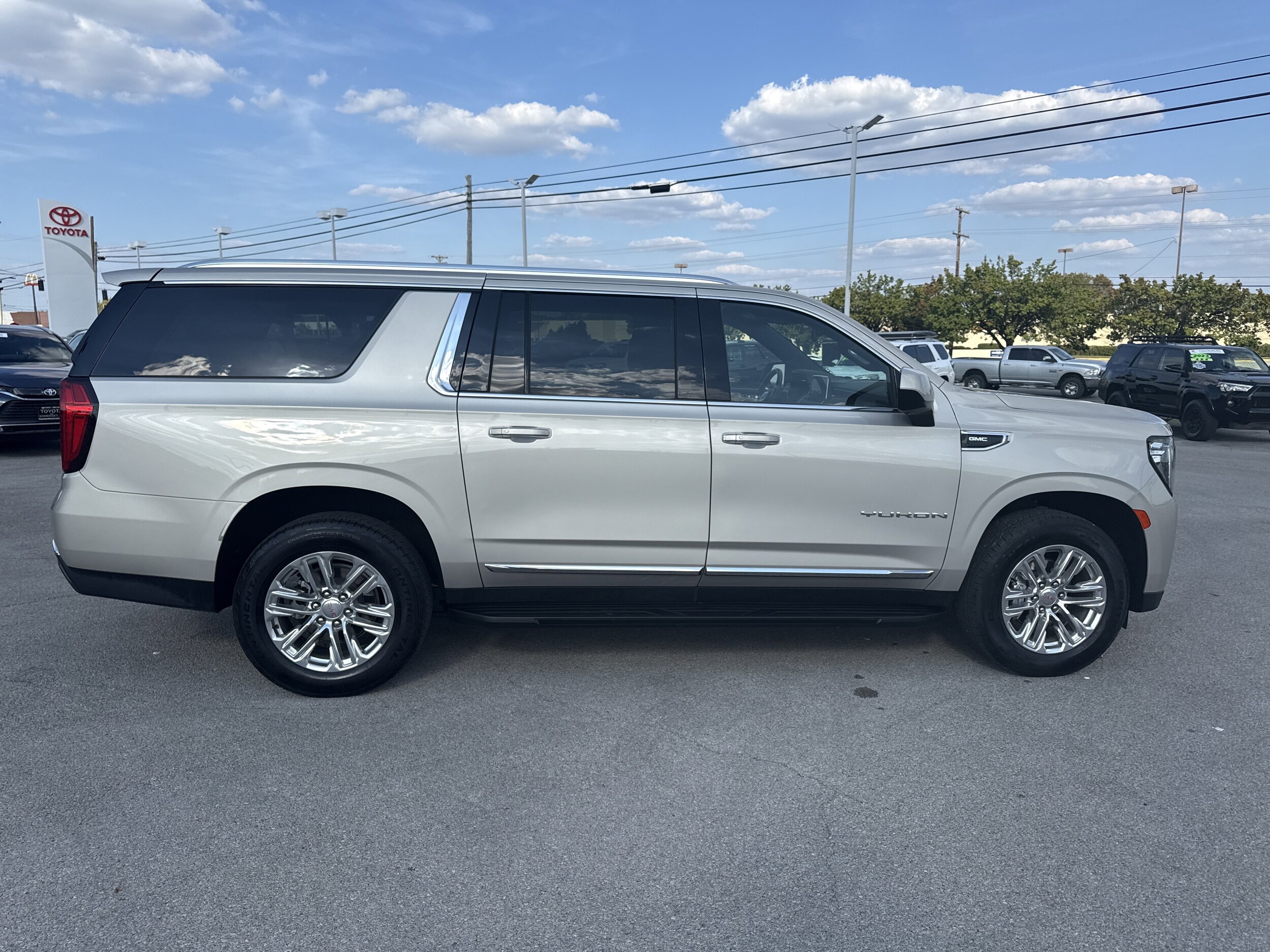 2024 Gmc Yukon XL SLT photo 3