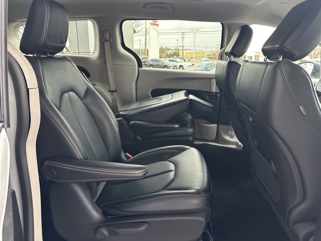 2023 Chrysler Pacifica Hybrid Touring L - Photo 14