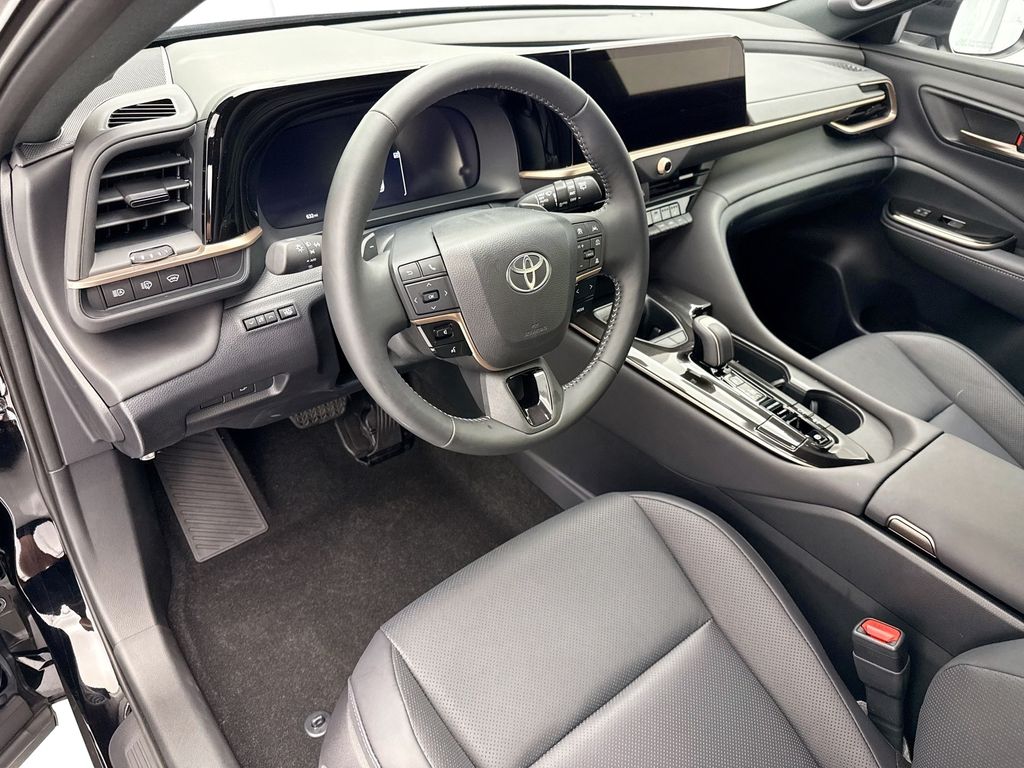 2025 Toyota Crown Signia Limited - Photo 9