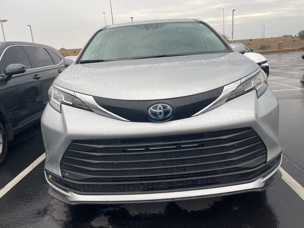 2022 Toyota Sienna LE photo 2