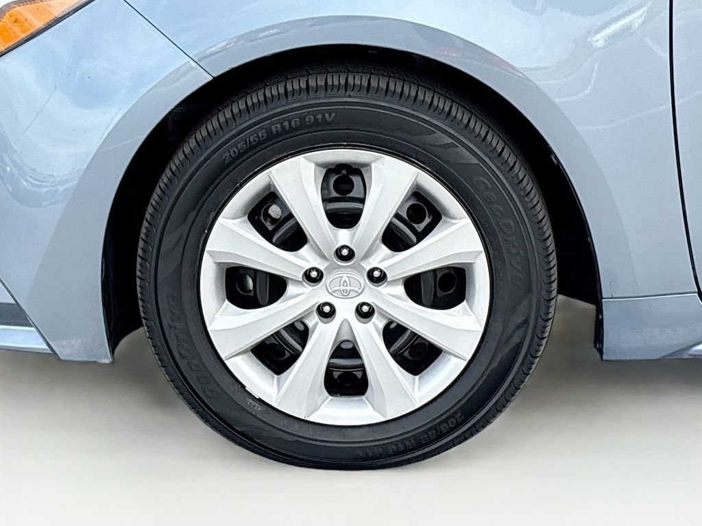 2025 Toyota Corolla LE - Photo 29