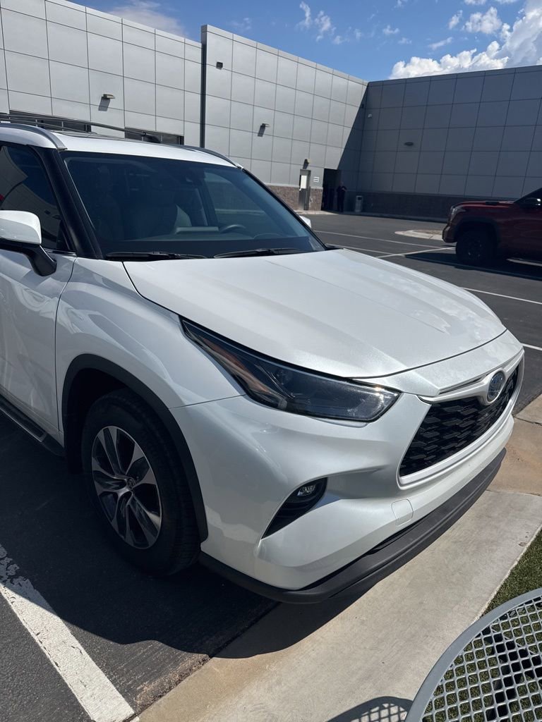 2024 Toyota Highlander Hybrid XLE photo 2