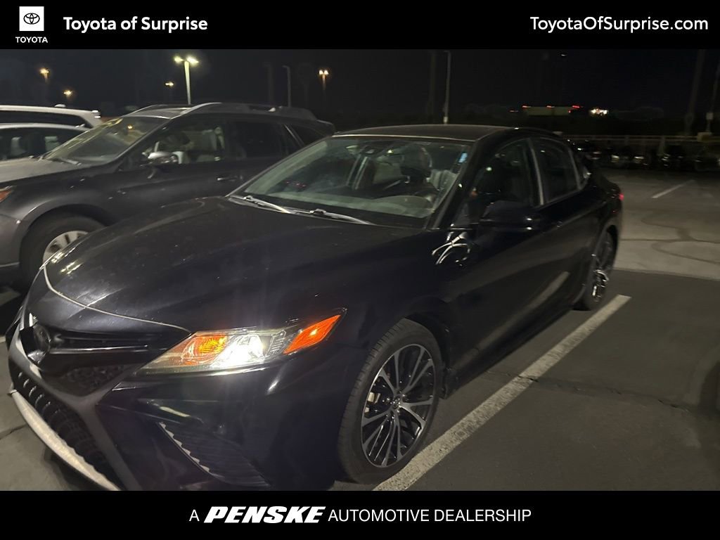 2020 Toyota Camry SE's photo