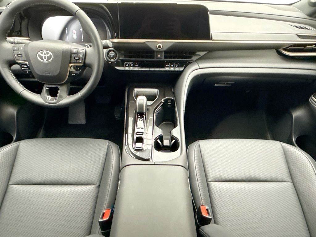 2025 Toyota Crown Signia Limited - Photo 13