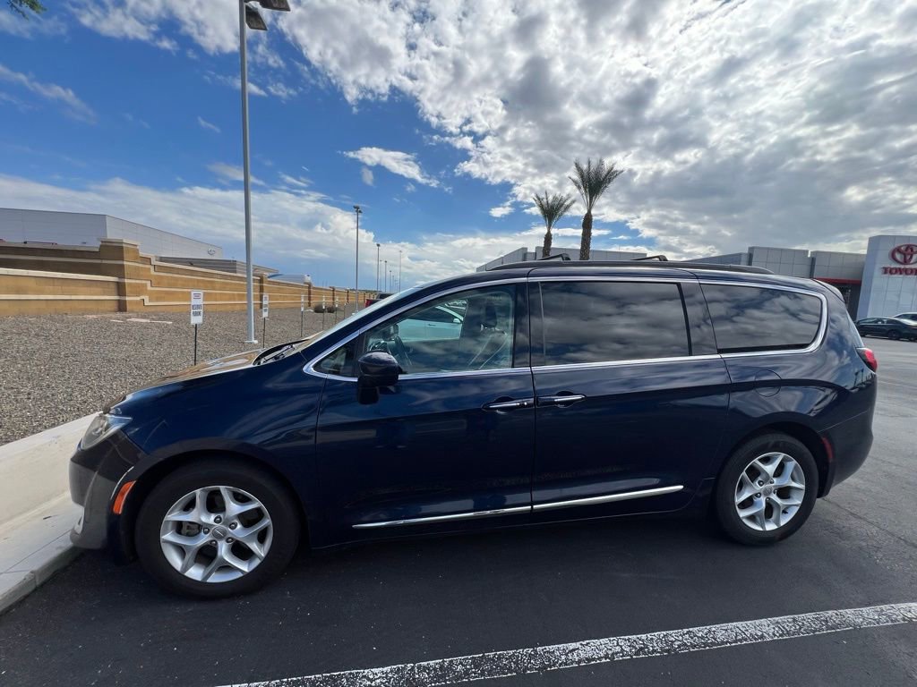 2017 Chrysler Pacifica Touring L photo 2