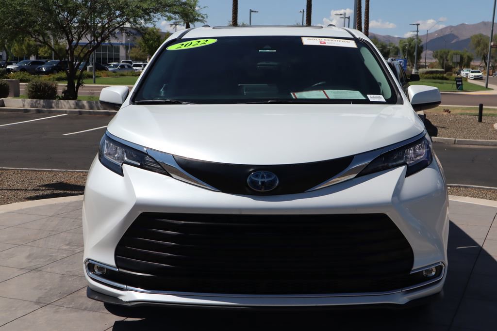 2022 Toyota Sienna XLE photo 2