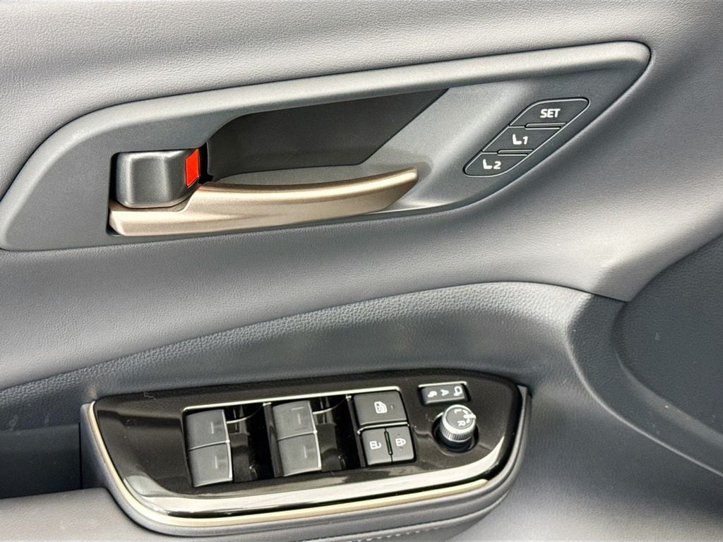 2025 Toyota Crown Signia Limited - Photo 22