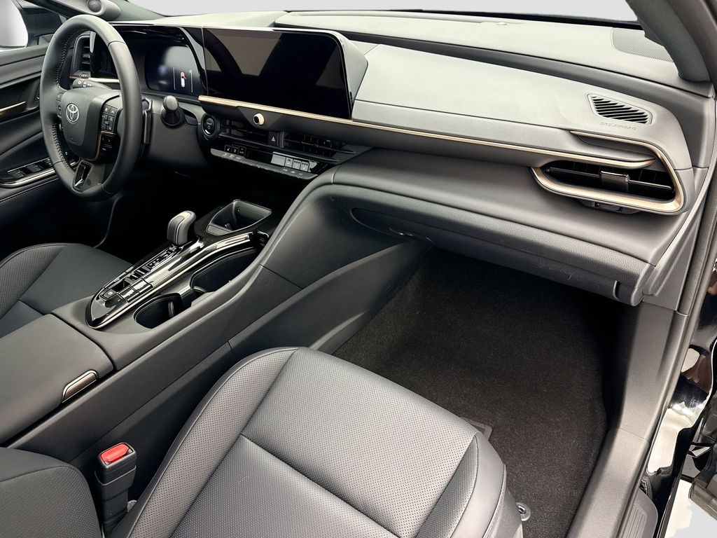 2025 Toyota Crown Signia Limited - Photo 16