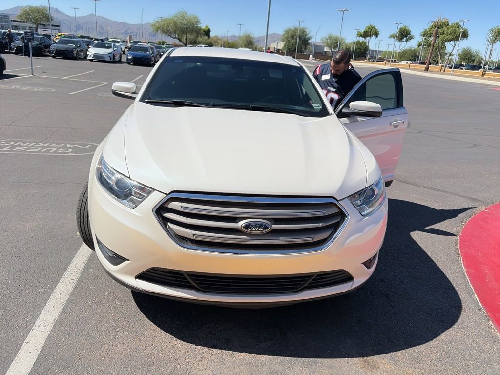 2017 Ford Taurus SEL photo 2
