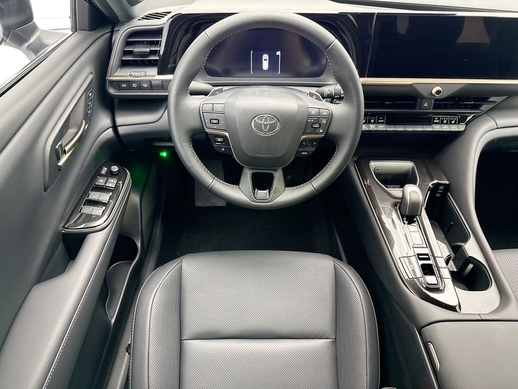2025 Toyota Crown Signia Limited - Photo 10