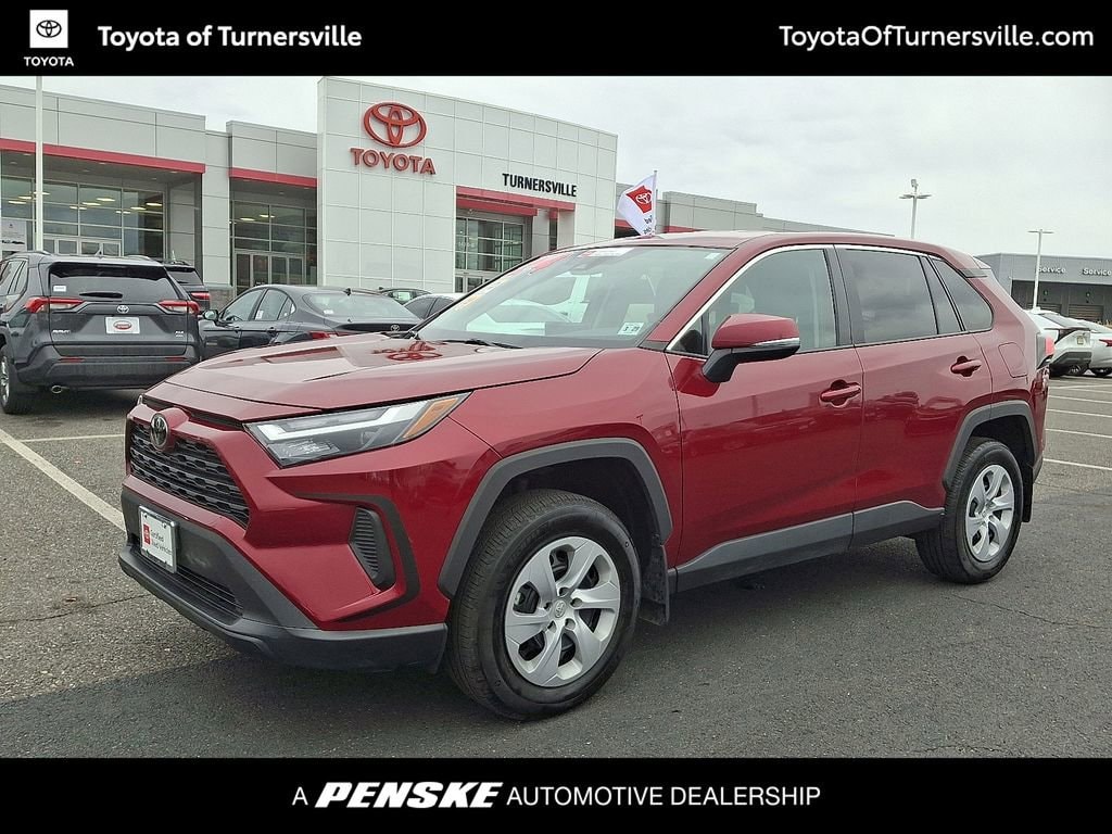2024 Toyota RAV4 LE's photo