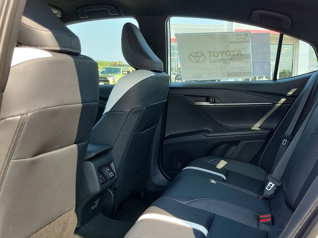 2025 Toyota Camry SE - Photo 7