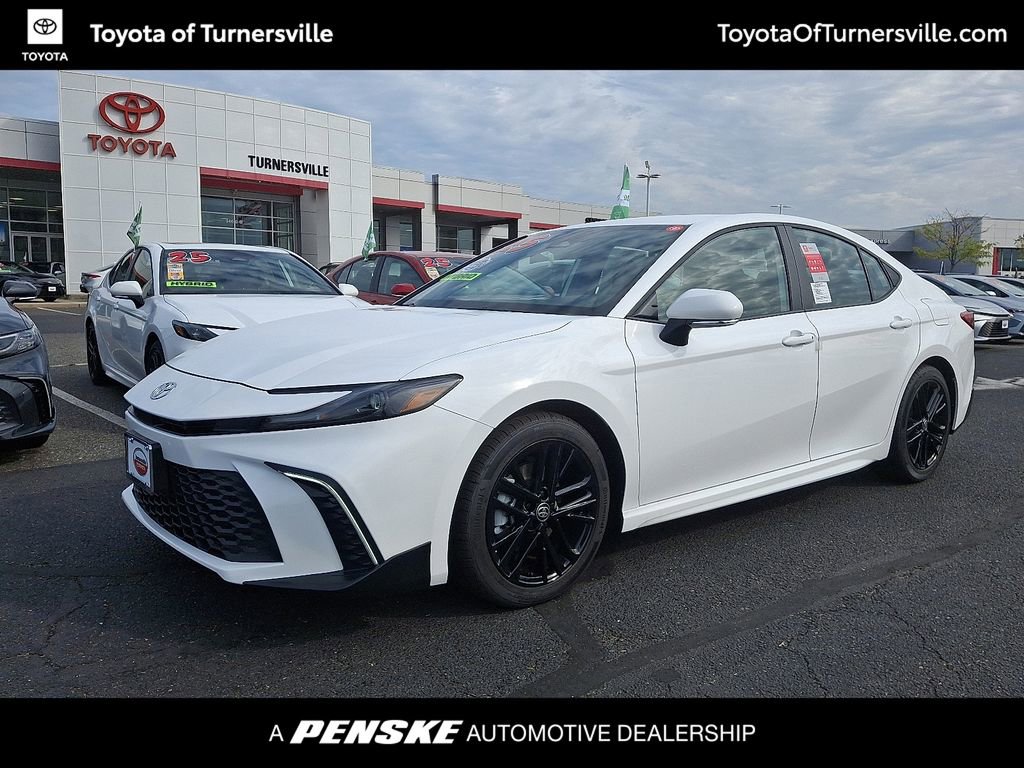2025 Toyota Camry SE's photo