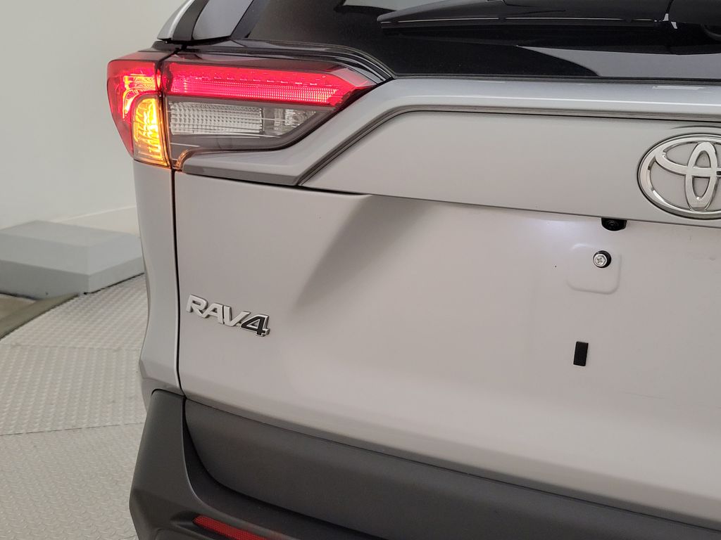 2025 Toyota RAV4 XLE - Photo 9