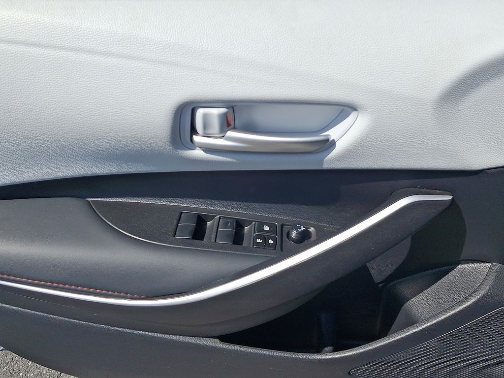 2025 Toyota Corolla SE - Photo 13