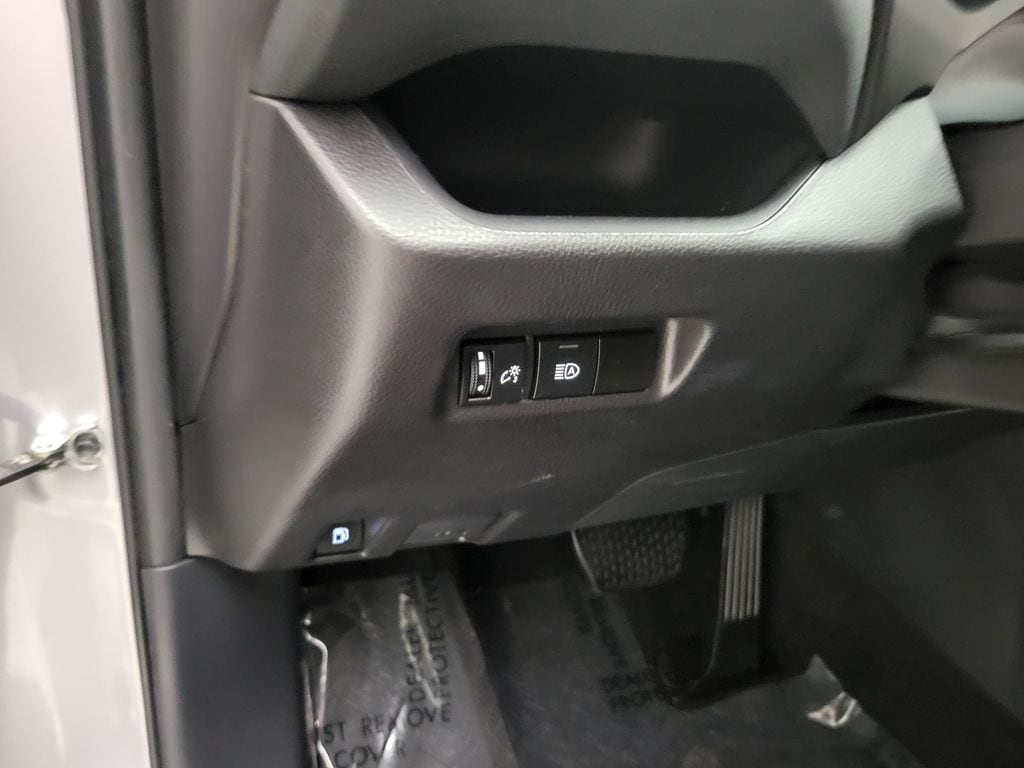 2025 Toyota RAV4 XLE - Photo 28